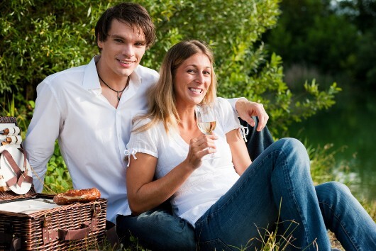 Ehepaar mit Wein geniesst das Leben